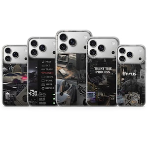 Puede incluir: Un conjunto de fundas transparentes para teléfonos con diseños de collage en blanco y negro. Una funda presenta el texto "TRUST THE PROCESS". Otra muestra "Focus". Otras fundas tienen imágenes de coches, un portátil y un horario con las palabras "PRAY, EAT, TRAIN, LOVE, STUDY, WORK, SLEEP, REPEAT".