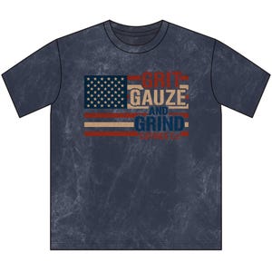 Puede incluir: Camiseta azul marino con un diseño de la bandera estadounidense y las palabras "GRIT, GAUZE, AND GRIND" en rojo, beige y azul. La camiseta tiene un aspecto vintage y desgastado.