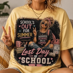 Peut inclure: Un t-shirt jaune pâle avec une impression graphique représentant un tableau noir portant le texte "SCHOOL'S OUT FOR SUMMER" et "Last Day of School". Le motif montre une personne avec des lunettes de soleil, un bandeau rose et un t-shirt "GOODBYE SCHOOL HELLO SUMMER".