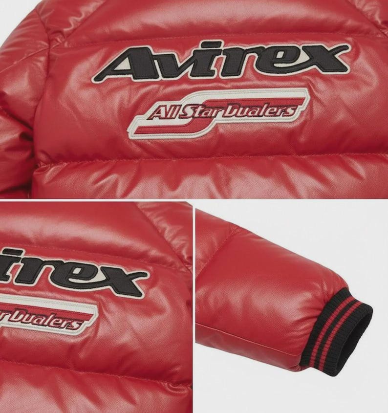 Pode incluir: Casaco acolchoado vermelho com o nome da marca "Avirex" em letras pretas e brancas. O casaco tamb&eacute;m apresenta o texto "All Star Dualers" num emblema vermelho e branco. O punho da manga tem riscas pretas e vermelhas.