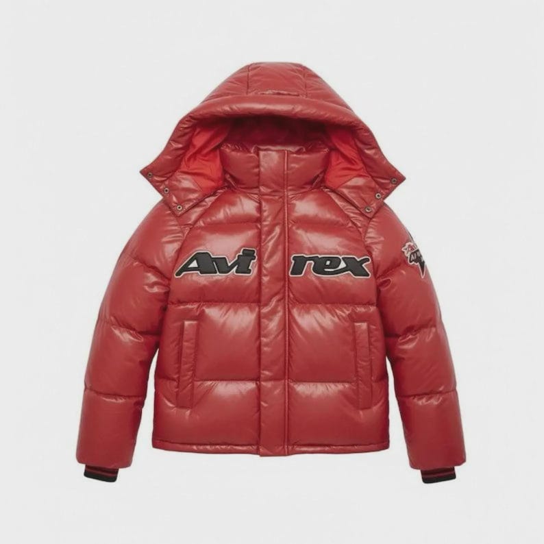 Pode incluir: Casaco acolchoado vermelho com capuz. O casaco apresenta o texto "Avi Rex" em preto e branco no peito. O casaco tem um acabamento brilhante e um design acolchoado.