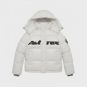 Pode incluir: Casaco acolchoado branco com capuz e o nome da marca "Avi rex" em letras pretas no peito. O casaco tem fecho de correr e um pequeno emblema na manga superior. Os punhos t&ecirc;m riscas brancas e pretas.