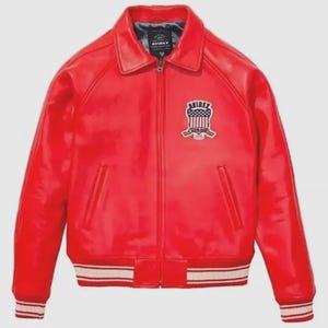 Pu&ograve; includere: Giacca in pelle rossa brillante in stile bomber classico. Presenta un colletto, una chiusura con zip e polsini e orlo a coste con strisce bianche. Toppa ricamata con testo e design a scudo sul petto.