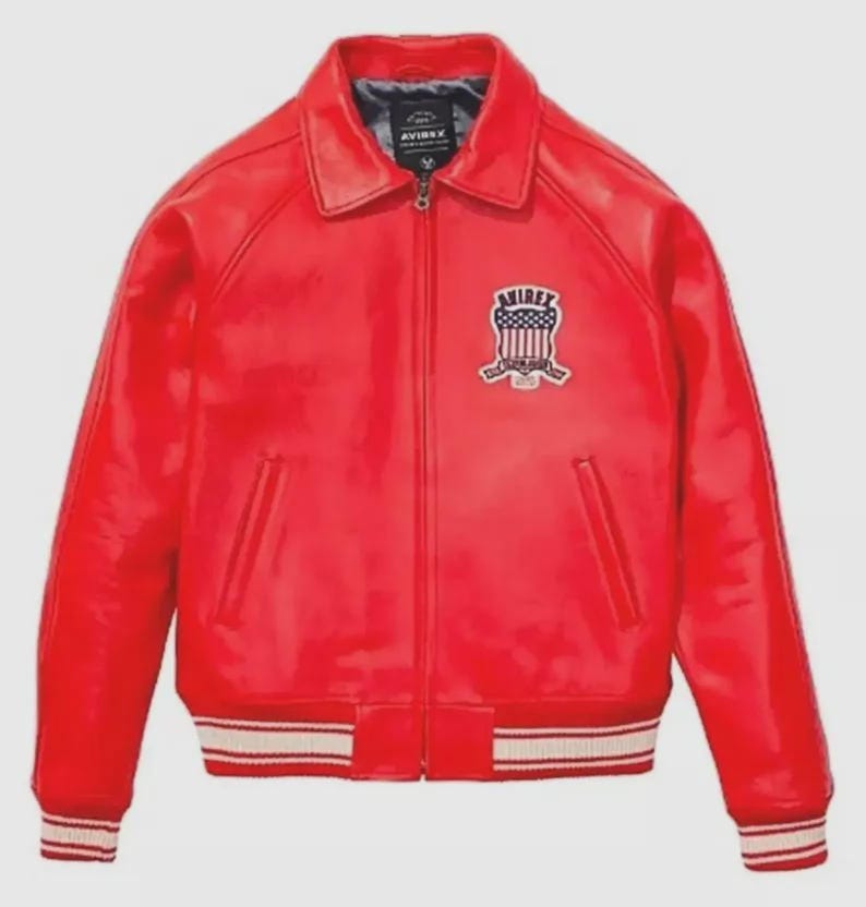 Pu&ograve; includere: Giacca in pelle rossa brillante in stile bomber classico. Presenta un colletto, una chiusura con zip e polsini e orlo a coste con strisce bianche. Toppa ricamata con testo e design a scudo sul petto.