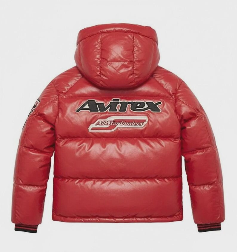 Pode incluir: Casaco acolchoado vermelho com capuz. O casaco apresenta o log&oacute;tipo "Avirex" a preto e branco nas costas, juntamente com "All Star Dealers". Os punhos s&atilde;o listrados em preto e vermelho.