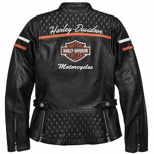 Könnte beinhalten: Schwarze Motorradjacke aus Leder mit Steppdetails an Schultern und unterem Rücken. Mit Harley-Davidson-Logo und Text in Weiß und Orange. Reißverschlusstaschen und taillierter Schnitt.