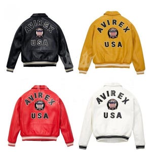 Pu&ograve; includere: Quattro giubbotti bomber in pelle nera, gialla, rossa e bianca. Ogni giacca presenta la scritta "AVIREX USA" sul retro, con un emblema circolare. Le giacche hanno polsini e cinturini a righe e un classico design da giubbotto bomber.