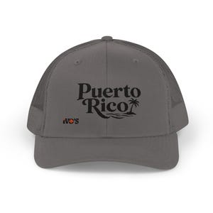Puede incluir: Gorra de camionero gris con las palabras "Puerto Rico" en escritura negra, una palmera y olas. La gorra tiene una parte trasera de malla y una visera curva. El texto "iVO'S" está en naranja y negro en el lado izquierdo.