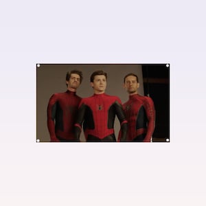 Puede incluir: Un banner rectangular con tres figuras con trajes de Spider-Man. Los trajes son principalmente rojos y negros, con diseños de telarañas. Las figuras están de pie frente a un fondo neutro.