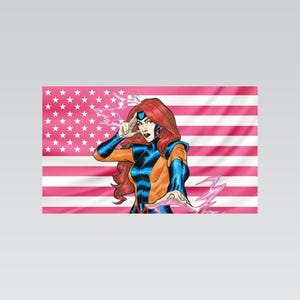 Pode incluir: Uma bandeira retangular com um padrão da bandeira americana em rosa e branco. Ao centro, uma ilustração de banda desenhada mostra uma personagem de cabelo comprido ruivo, com um fato azul e laranja, projetando energia rosa das mãos.