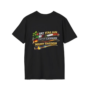 Può includere: T-shirt nero con le frasi "EAT ITALIAN, DRIVE GERMAN, MARRY SWEDISH" in un design a strati. Il design incorpora i colori delle bandiere italiana, tedesca e svedese, insieme a un rametto di basilico e pomodori.