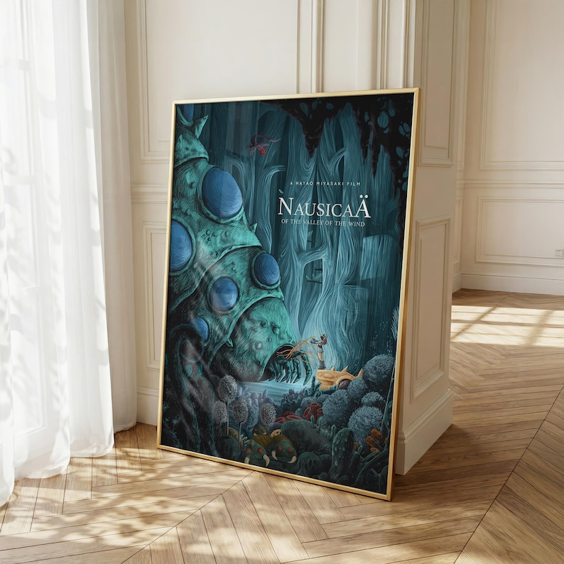 K&ouml;nnte beinhalten: Gerahmtes Poster mit dem Filmtitel "Nausica&auml; aus dem Tal der Winde". Das Kunstwerk zeigt eine fantastische Waldszene mit einem gro&szlig;en, teal-farbenen, insektenartigen Wesen und einer Figur in gelber Kleidung. Das Poster hat einen goldenen Rahmen.