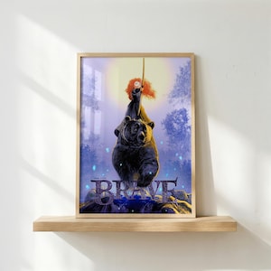 Könnte beinhalten: Gerahmter Kunstdruck mit einer Illustration aus dem Disney Pixar Film "Merida - Legende der Highlands". Das Kunstwerk zeigt eine rothaarige Figur auf einem Bären, mit dem Titel "Brave". Der Druck hat einen Waldhintergrund.