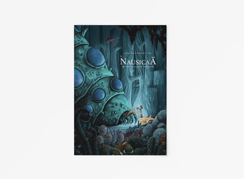 K&ouml;nnte beinhalten: Ein Poster mit Kunstwerken aus dem Zeichentrickfilm "Nausica&auml; aus dem Tal der Winde". Das Bild zeigt eine gro&szlig;e, teal-farbene, insektenartige Kreatur mit blauen Kugeln, eine kleine Figur in einem gelben Fahrzeug und den Filmtitel.