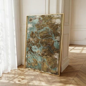Peut inclure: Une impression encadrée d'une carte avec une bordure dorée, appuyée contre un mur blanc. La carte présente un design détaillé et vieilli avec des nuances de marron, de sarcelle et de beige. Une rose des vents est visible en haut à gauche. La carte est une pièce décorative.