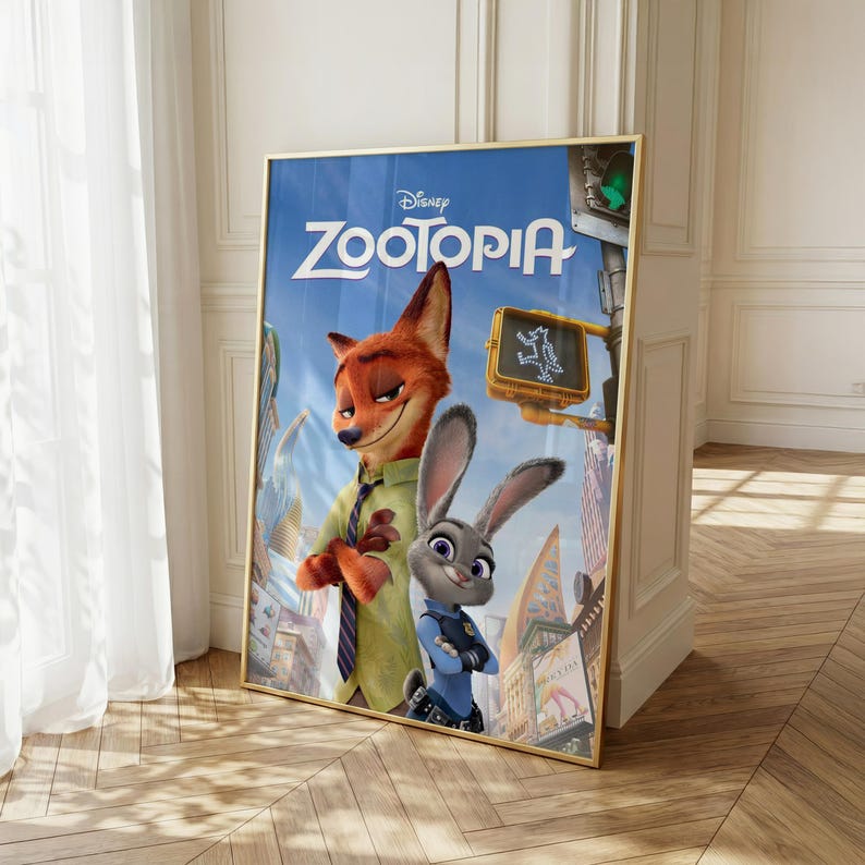 Pode incluir: Um poster emoldurado do filme da Disney "Zootopia". O poster apresenta os personagens Nick Wilde, uma raposa, e Judy Hopps, uma coelha, contra um cen&aacute;rio urbano. O poster tem uma moldura dourada e est&aacute; encostado a uma parede.