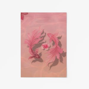 Op de afbeelding: Een roze kunstdruk met twee koi-karpers die rond een roze bloem zwemmen. De vissen hebben lange, vloeiende vinnen en staan tegen een zachte, aquarelachtige achtergrond. Het kunstwerk heeft een serene en elegante uitstraling.