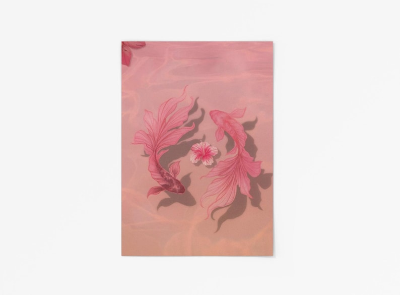Op de afbeelding: Een roze kunstdruk met twee koi-karpers die rond een roze bloem zwemmen. De vissen hebben lange, vloeiende vinnen en staan tegen een zachte, aquarelachtige achtergrond. Het kunstwerk heeft een serene en elegante uitstraling.