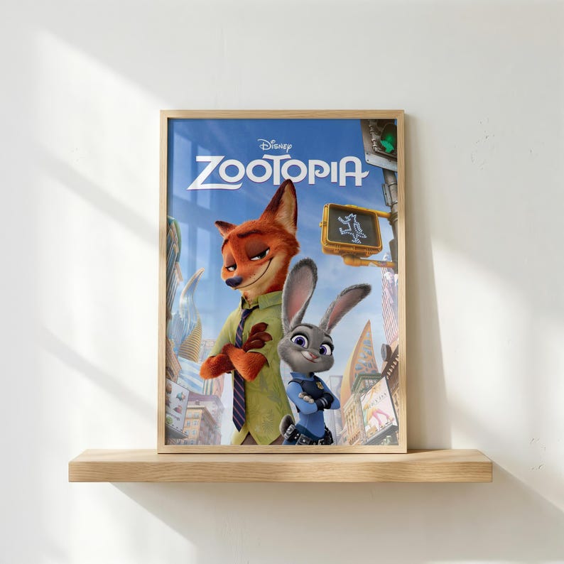 Pode incluir: Um poster emoldurado do filme de anima&ccedil;&atilde;o da Disney "Zootopia". O poster mostra as personagens Nick Wilde, uma raposa, e Judy Hopps, uma coelha, contra um cen&aacute;rio urbano. O t&iacute;tulo "Zootopia" &eacute; exibido em branco.