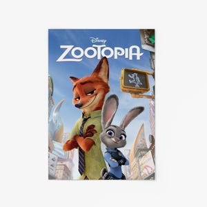 Pode incluir: Um cartaz do filme de anima&ccedil;&atilde;o da Disney "Zootopia". O t&iacute;tulo em letras mai&uacute;sculas brancas sobre um fundo de c&eacute;u azul. Os personagens Nick Wilde, uma raposa, e Judy Hopps, uma coelha, s&atilde;o os destaques.