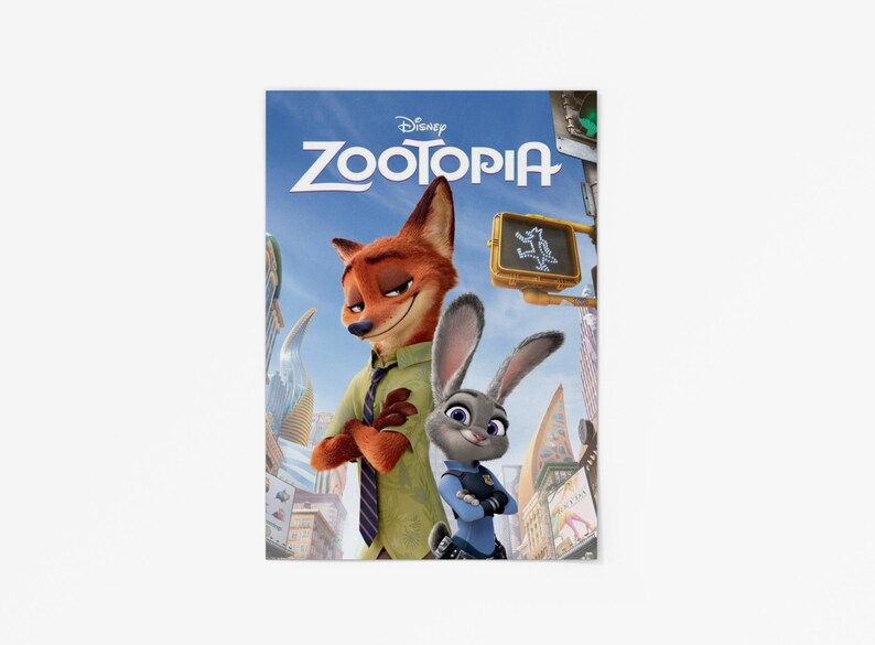 Pode incluir: Um cartaz do filme de anima&ccedil;&atilde;o da Disney "Zootopia". O t&iacute;tulo em letras mai&uacute;sculas brancas sobre um fundo de c&eacute;u azul. Os personagens Nick Wilde, uma raposa, e Judy Hopps, uma coelha, s&atilde;o os destaques.