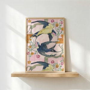 Könnte beinhalten: Ein gerahmter Kunstdruck mit einer stilisierten Illustration von Schwalben im Flug. Das Kunstwerk zeigt Vögel mit blauem, gelbem und schwarzem Gefieder vor einem rosa Hintergrund mit floralen und Astdetails. Der Druck wird auf einem Holzregal präsentiert.