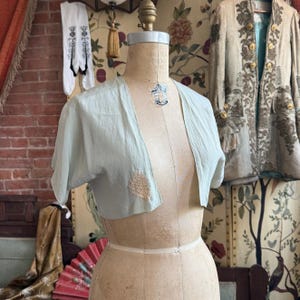 Chaqueta de cama de crepé de seda color menta pálido de los años 20 / Bolero con apliques de encaje Art Déco