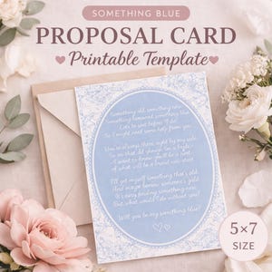 以下が含まれることがあります： 「Something Blue」と「Proposal Card Printable Template」の文字が入った、青色のプロポーズカードテンプレート。カードには花の模様と詩が描かれています。封筒と花がカードを囲んでいます。カードのサイズは12.7 x 17.8 cmです。
