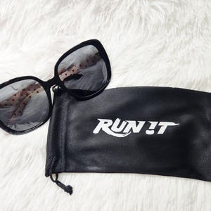 Estuche para gafas de sol Stray Kids RUN IT con cordón ajustable