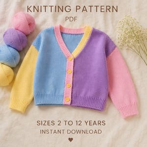 Puede incluir: Un cárdigan de punto colorido en tonos pastel de azul, amarillo, morado y rosa. El suéter con cuello en V tiene botones amarillos y se muestra con ovillos de lana. El texto en la imagen dice "KNITTING PATTERN PDF" y "SIZES 2 TO 12 YEARS INSTANT DOWNLOAD."