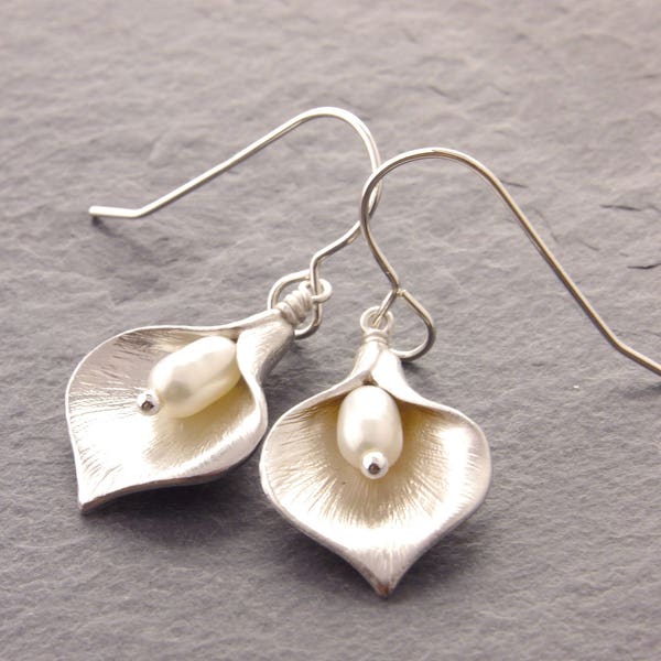 Calla Lily Earrings, flower earrings,mothers day gift, gifts for mom, flower jewelry, mothers jewelry, calla lily jewelry, N6