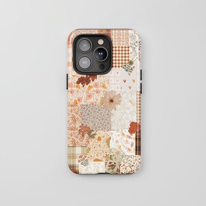 Könnte beinhalten: Eine Smartphone-Hülle mit einem Patchwork-Design aus verschiedenen Mustern, darunter braun-weißes Vichy-Karo, kleine Blumenmuster, einfarbige cremefarbene Bereiche und botanische Illustrationen in Orange-, Beige-, Braun- und Weißtönen mit schwarzer Kamera.