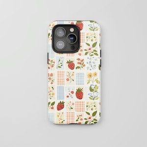 Telefoonhoesje met aardbeienpatchwork: iPhone-hoesje met ruitjespatroon en bloemenprint in cottagecore-stijl, MagSafe-functie voor Samsung Galaxy.