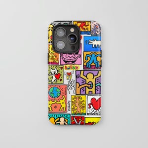 Puede incluir: Una funda para smartphone con un collage vibrante de las icónicas ilustraciones pop art de Keith Haring. El diseño incluye paneles rectangulares coloridos con contornos negros, que representan figuras estilizadas, un gato con un corazón, un globo terráqueo y un gran corazón rojo.