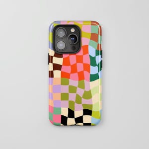 Può includere: Una custodia per smartphone con un motivo a scacchiera multicolore e distorto. Il design è composto da quadrati ondulati e deformati in varie tonalità, tra cui arancione, rosa, azzurro, verde scuro, oliva, lavanda, nero e crema, sul retro.