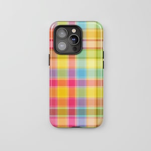 Könnte beinhalten: Eine Smartphone-Hülle mit einem lebendigen, mehrfarbigen Karomuster. Das Design besteht aus sich kreuzenden horizontalen und vertikalen Streifen in Gelb-, Rosa-, Orange-, Hellblau- und Grüntönen, die ein gitterartiges Erscheinungsbild auf der Oberfläche erzeugen.