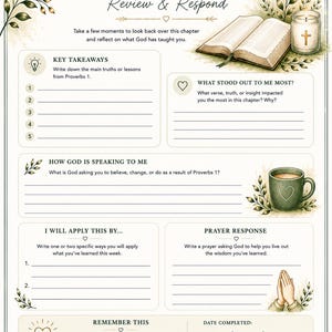 Op de afbeelding: Een cr&egrave;mekleurige journaalpagina met de titel "PROVERBS 1 SUMMARY Review & Respond". De pagina bevat prompts voor reflectie, belangrijke leerpunten en gebed. Decoratieve elementen zijn een brandende kaars, een kopje koffie en bloemaccenten.