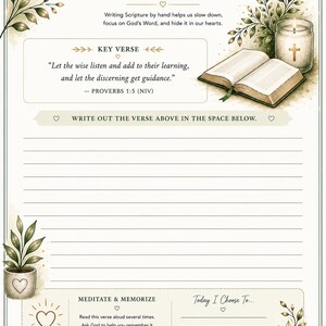 Op de afbeelding: Een cr&egrave;mekleurig Schriftuur-schrijfboek met de tekst "SCRIPTURE WRITING" bovenaan. Het boek bevat een sleutelvers uit Spreuken 1:5, gelijnde ruimtes om te schrijven en prompts voor meditatie. Decoratieve elementen zijn een kaars, een plant in een pot en bloemmotieven.
