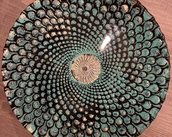 Bol Peacock de Anton Studio Designs – Compota de cristal turquesa y negro con pedestal y diseño de escamas metálicas.