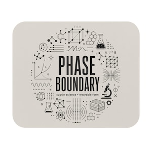 Op de afbeelding: Een lichtgrijze rechthoekige muismat met een zwart cirkelvormig grafisch ontwerp. De tekst PHASE BOUNDARY en subtle science wearable form staat in het midden, omringd door diverse wetenschappelijke iconen zoals moleculen, grafieken en een microscoop.