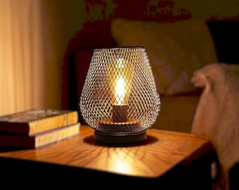 Lámpara de mesa de metal negro / Lámpara de mesita de noche moderna / Lámpara LED para mesita de noche / Lámpara de escritorio con pantalla de malla / Iluminación decorativa para el dormitorio