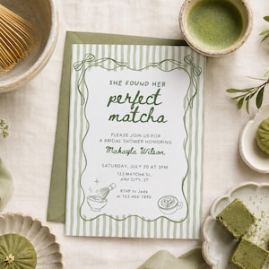 Könnte beinhalten: Eine rechteckige Einladungskarte für eine Brautparty mit einem salbeigrünen Streifenrand und einem dekorativen Rahmen. Der Text lautet: SHE FOUND HER perfect matcha, PLEASE JOIN US FOR A BRIDAL SHOWER HONORING Makayla Wilson, SATURDAY, JULY 20 AT 3PM.