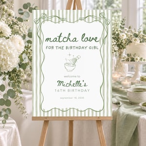 Puede incluir: Un letrero de cumpleaños rectangular sobre un caballete de madera con fondo blanco, rayas verticales verde salvia y un borde decorativo. El texto dice: matcha love FOR THE BIRTHDAY GIRL, welcome to Michelle's 16TH BIRTHDAY, 18 de septiembre de 2030.