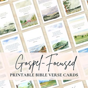 Pode incluir: Uma coleção de cartões brancos com ilustrações de paisagens em aquarela e versículos bíblicos. Os cartões estão dispostos sobre uma superfície de cor clara. O texto "Gospel-Focused Printable Bible Verse Cards" é exibido na imagem.