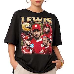 Könnte beinhalten: Schwarzes T-Shirt mit einem Vintage-Design, das mehrere Bilder von Lewis Hamilton in Rot- und Goldtönen zeigt. Der Text "LEWIS Hamilton" ist in Gold dargestellt. Das Shirt zeigt eine Collage von Hamiltons Porträts.