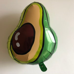 Könnte beinhalten: Ein grüner und brauner Avocado-förmiger Folienballon mit schwarzem Umriss.