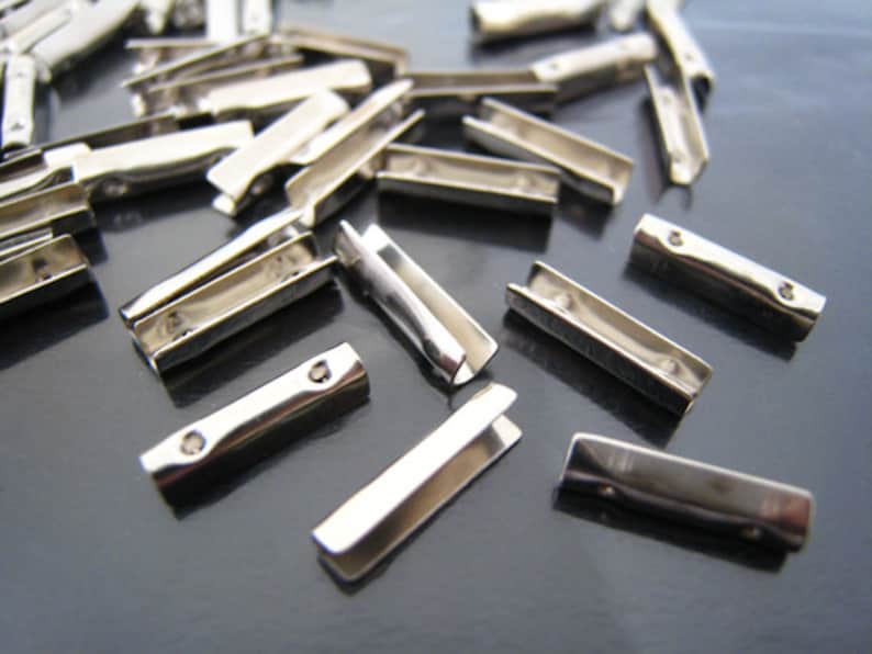 Finding - 20 Stück Silber Metall Fold Over Crimp Kopf Clips für 2 mm Runde Elastische Kordelseil 9 mm x 2 mm Bild 3