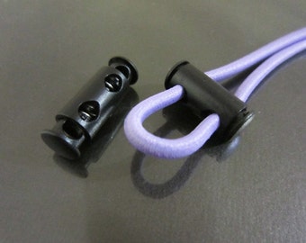 Encontrar - 2 piezas negro plástico hebilla pinza final bloqueo cable redondo con dos agujeros de ajuste de 3mm alrededor de estiramiento elástico cordón cuerda cuerda