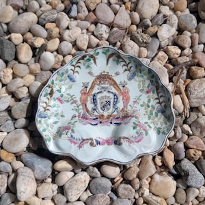 19th Century Edmé Samson Armorial Shell Dish – Hand-Painted Porcelain Catch-All Tray