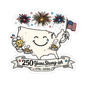 Könnte beinhalten: Ein gestanzter Aufkleber mit einer lächelnden Landkarte der Vereinigten Staaten mit Armen, die eine kleine amerikanische Flagge und eine Kartoffel hält. Darüber sind bunte Feuerwerke. Unten steht auf einem Banner 250 Years Strong-ish und 1776-2026.